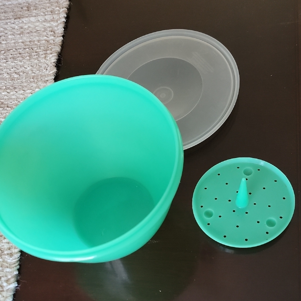 Tupperware Green Plastic lettuce keeper Bowl with Lid and Insert